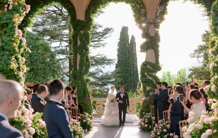 bride walking down the aisle with her dad at villa balbianello
