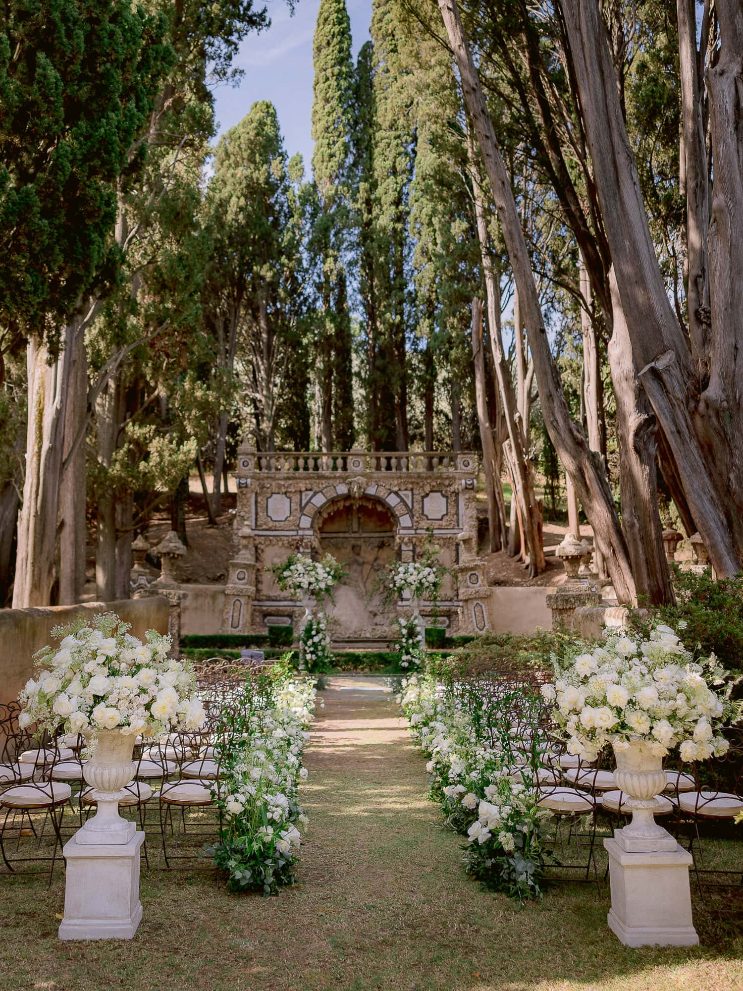 a ceremony setting at villa gamberaia